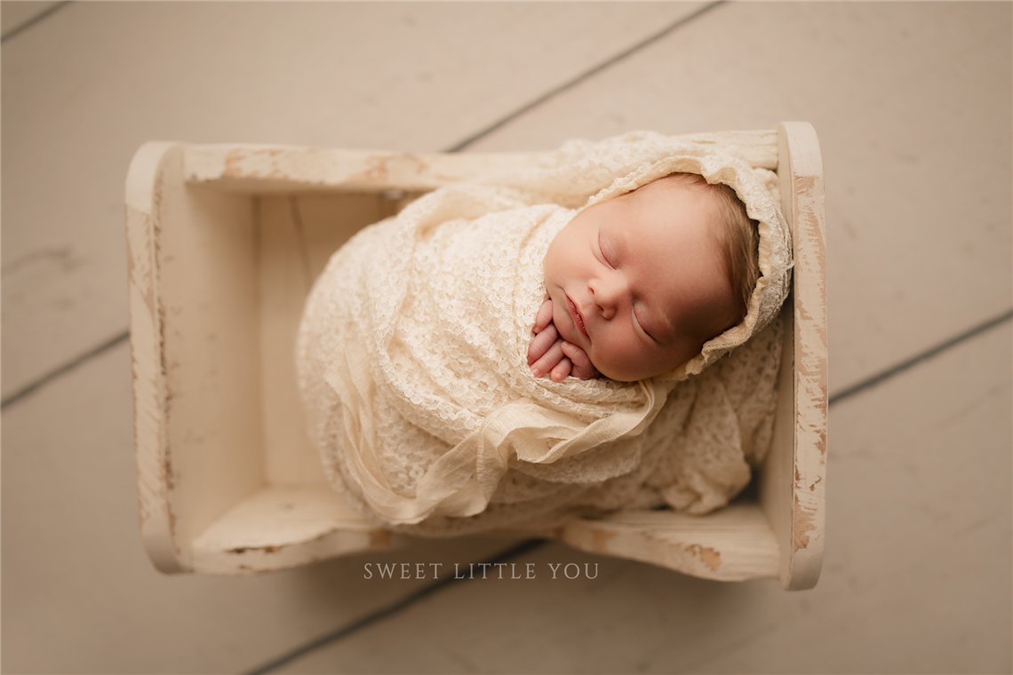 newborn photography community critique photo submitted by Amy Guenther - 2 community members set this photo as a favourite image.